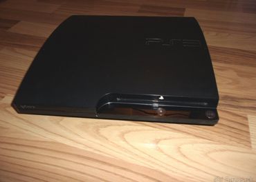 PS3 Slim 320GB s príslušenstvom a 8 originálnymi hrami